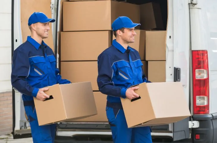 Kartons werden aus LKW entladen Kartons werden aus LKW entladen