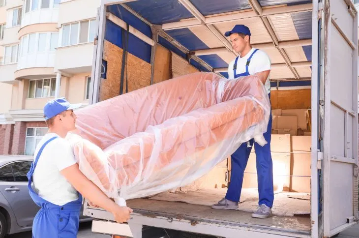 Möbelpacker entladen Sofa aus LKW Möbelpacker entladen Sofa aus LKW